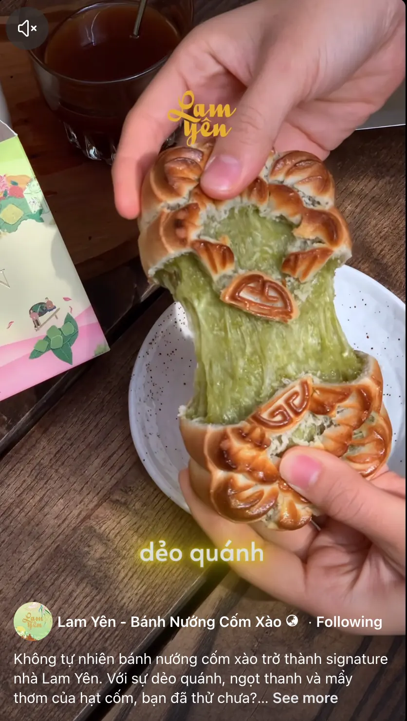 A video still: two hands pull a baked mooncake apart, bright green filling stretching between the halves, with the Lam Yên logo above and the words “dẻo quánh”.
